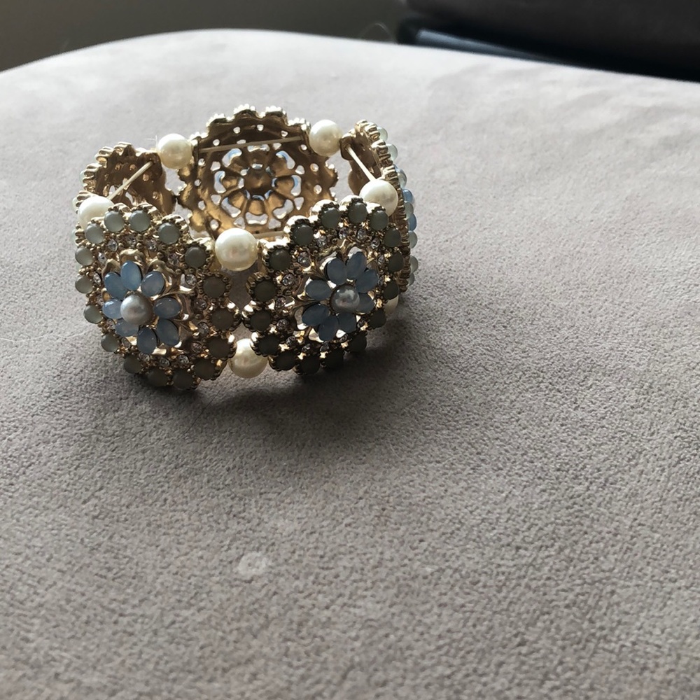 Costume jewelry bracelet